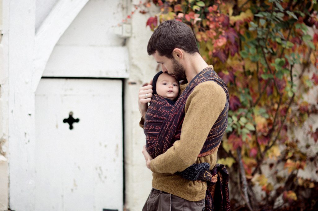 Babywearing dads: here are the benefits of carrying your children